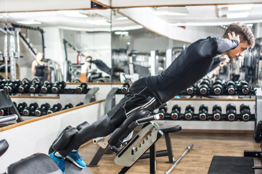 Je buikspieren versterken? Doe deze 7 buikspierbank oefeningen