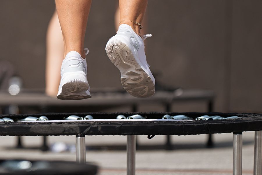 Effectief vet verbranden? Begin met trampoline springen