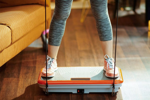 Oefeningen op een fitness trilplaat